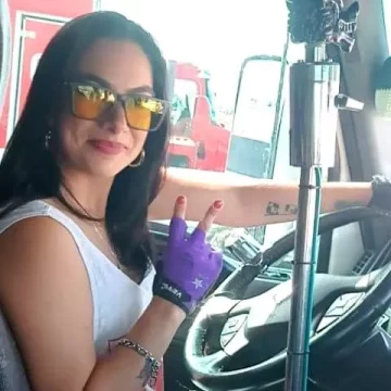 mama-trucker-madres-10-mayo-conductoras-1000x750-andrea-03 «Mi mamá es trailera», dicen orgullosos los hijos de Andrea