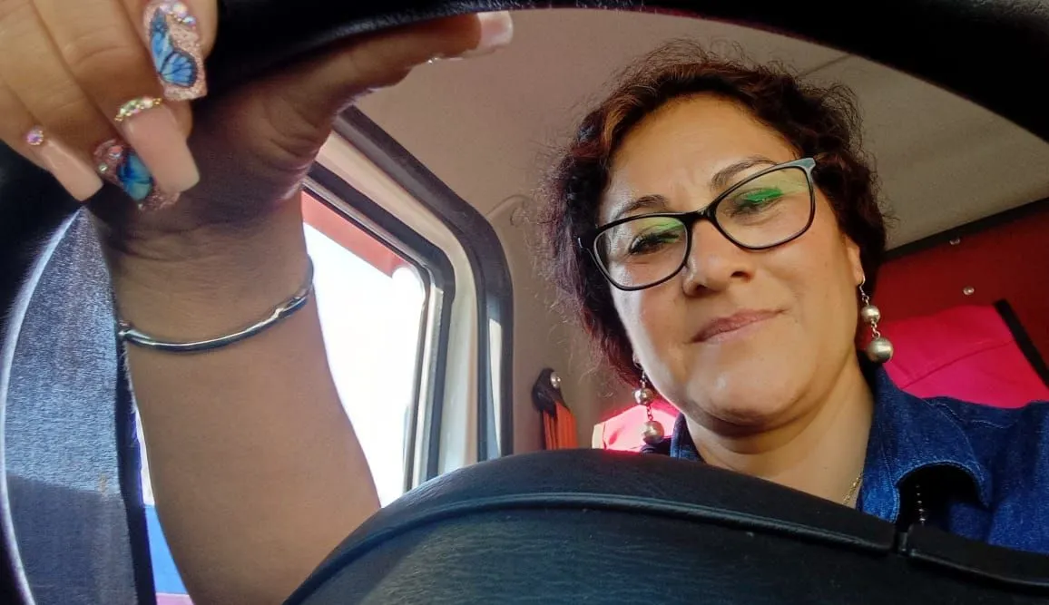 mama-trucker-madres-10-mayo-conductoras-1000x750-laura-1 Ser mamá y trailera no es fácil: Laura revela los sacrificios detrás del volante