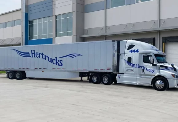 Fruehauf entregó 10 cajas secas de Composite a Hertrucks